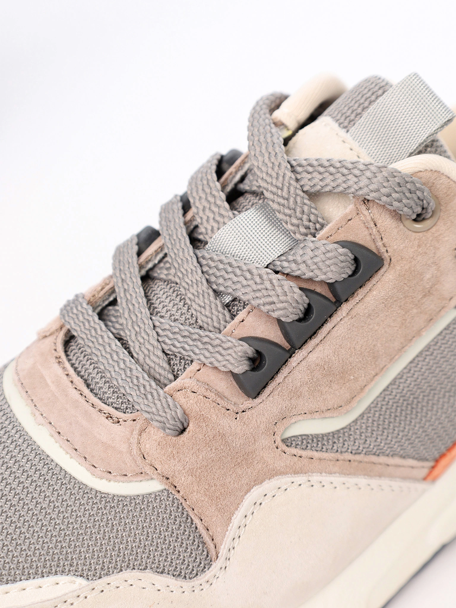 Кроссовки комбинированные в стиле колор-блок на средней платформе